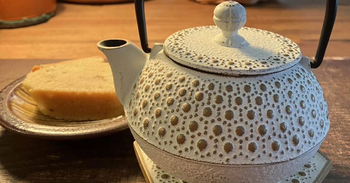 生産終了した南部鉄器「アンシャンテ」のカラーポットでお茶を飲む 