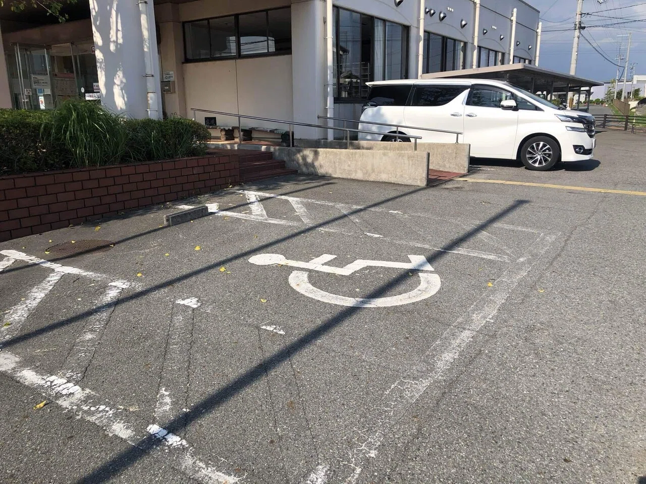障害者。 言いたいことはわかるけど身障者な 駐車場スペースね 車椅子マークの枠は身障者優先♿️ あとはお年寄り、小さな子供連れの人 怪我してる ...