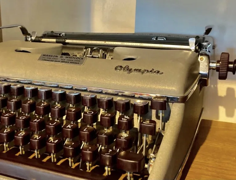 書くための道具たち。 その5 Olympia タイプライター 西ドイツ製｜松永