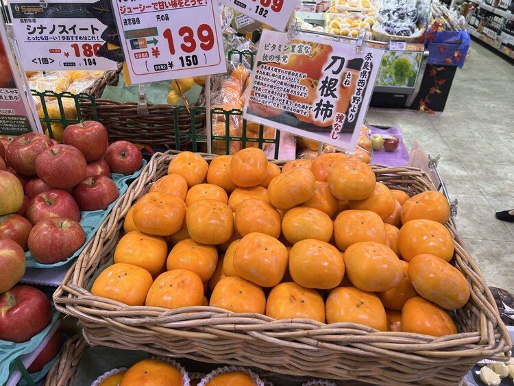 林檎や梨は少しずつ時期をずらして色々な品種のものが出るが、柿は一斉に出る様子。こんな東京の普通のスーパーマーケットにも、売り場の一角に様々な柿が並ぶ。こちらは、奈良県の種なし「刀根柿」。「柿の日」とは、明治28年のこの日、正岡子規が「柿食へば鐘が鳴るなり法隆寺」と一句詠んだことに因む、と言う、案外こじつけ風命名。