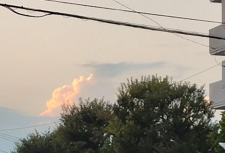 手前の雲に遮られている「一部分夕焼け」