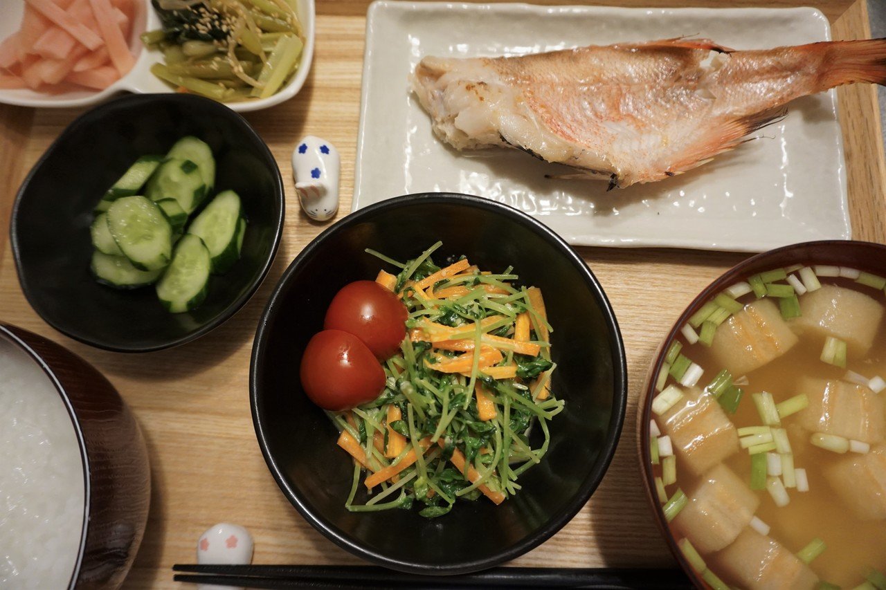 赤魚の粕漬を焼いたのと豆苗とニンジンをマヨネーズで炒めて麺つゆかけたやつだね 赤魚 はノルウェー産の赤メバルの仲間だよ 普通に美味しいし 自分の舌ではたぶん本物と区別はつかないね いつもは青魚ばっかり食べ やまぐち修 Note 赤魚の粕漬を焼いたのと豆苗とニンジンをマヨネーズで炒めて麺つゆかけたやつだね 赤魚 はノルウェー産の赤メバルの仲間だよ 普通に美味しいし 自分の舌ではたぶん本物と区別はつかないね いつもは青魚ばっかり食べ やまぐち修 Note