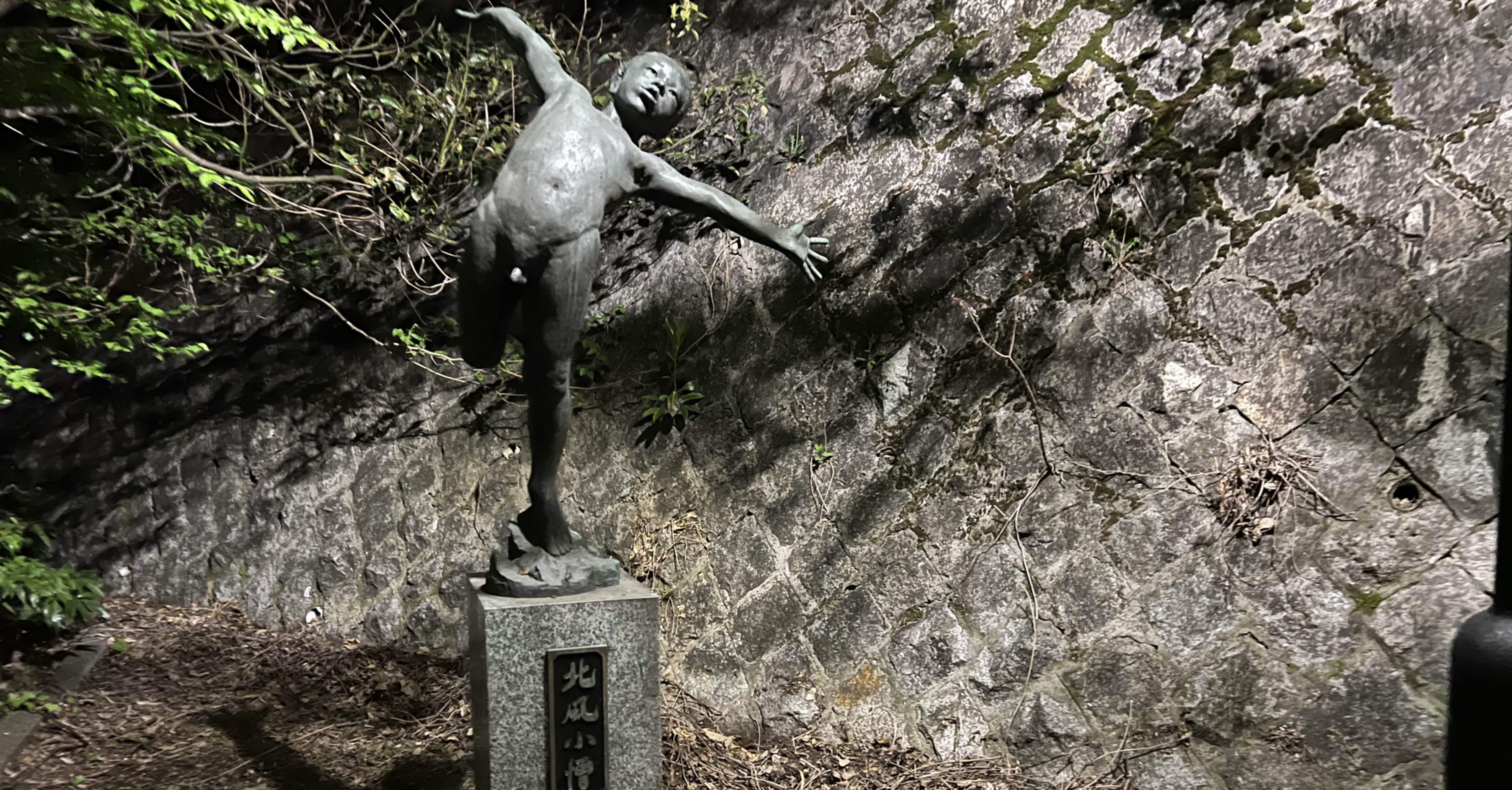 吹き飛んだ銅像 7c3dd6b8fe93761d37555ca5456400