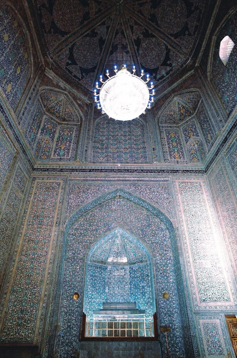 霊廟の中の様子。壁と天井の全面に、青色を基調としたアラベスク模様が描かれている