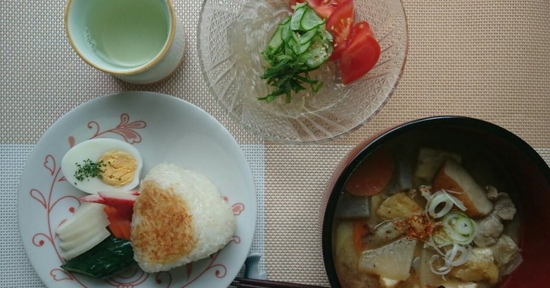 夕ご飯は豚汁、トコロテン、お野菜のぬか漬け、焦がし醤油の焼きおにぎり、りんご酢(๑´～｀๑)ﾓｸﾞﾓｸﾞ