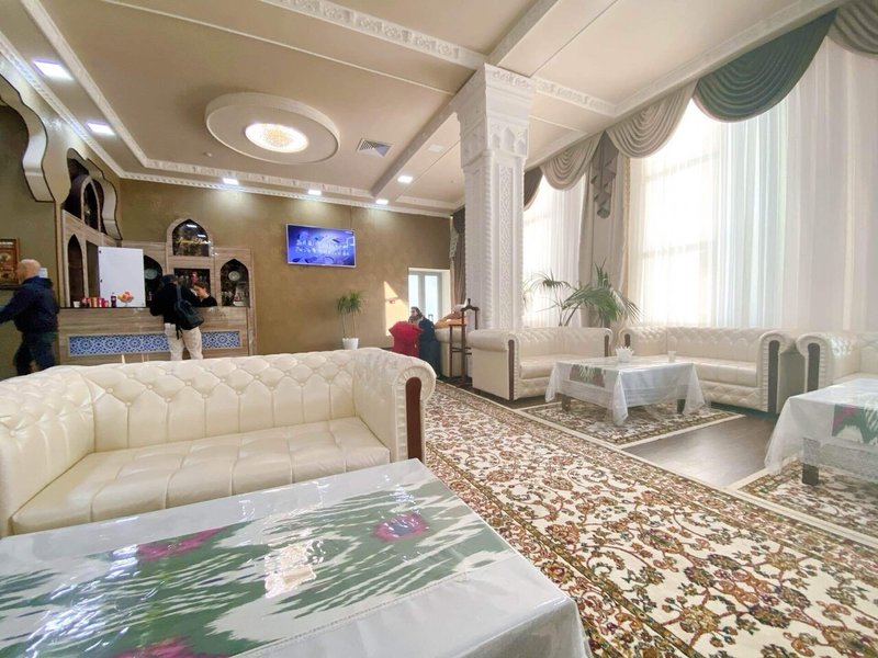 待合室の写真。白いソファーや綺麗な絨毯など、新品らしい調度品で占められている