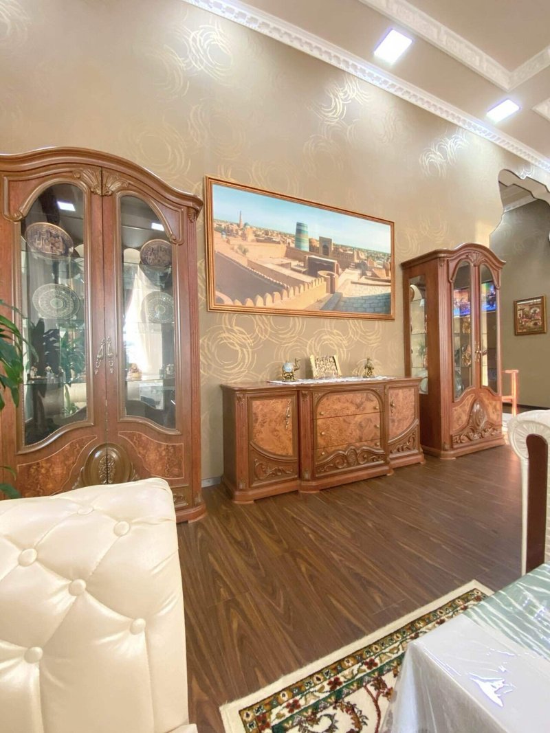 待合室の写真。立派な食器棚や、壁にはヒヴァの街を描いた絵画が飾られている