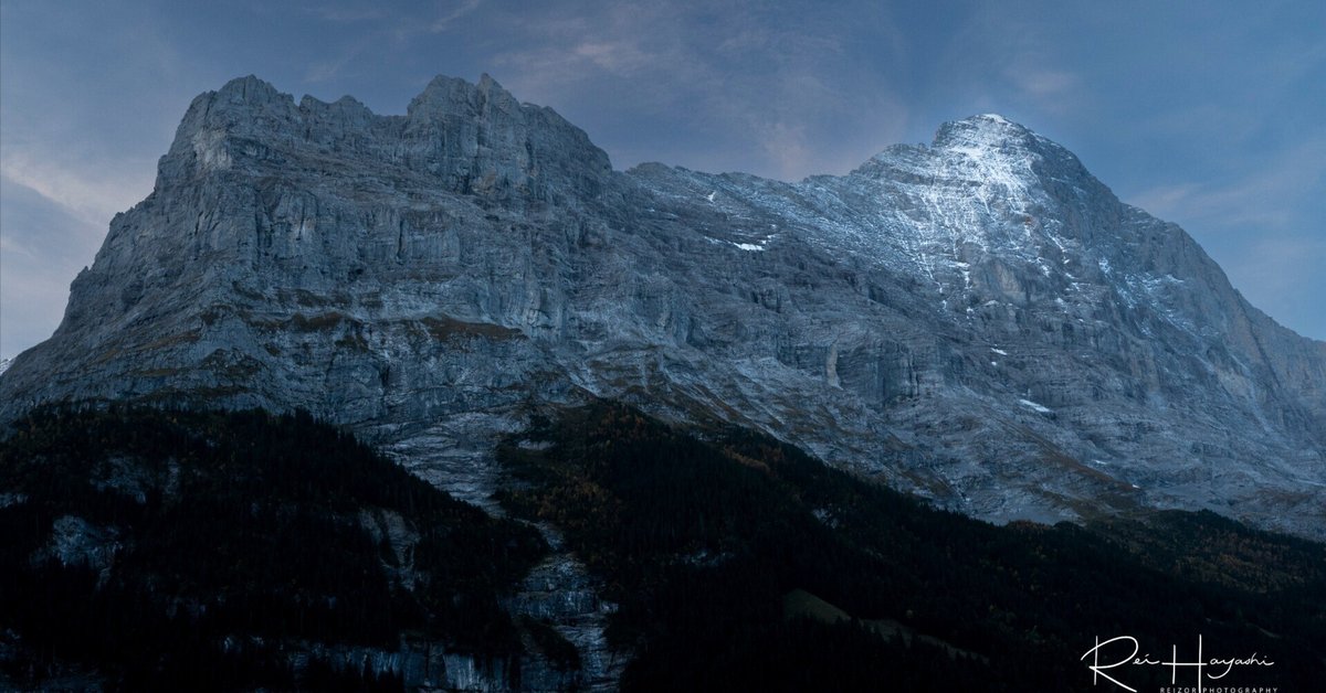 アイガー北壁('08独/オーストリア/スイス) アイガー北壁と登山者を見守る新旧ミッテルレギ・ヒュッテ