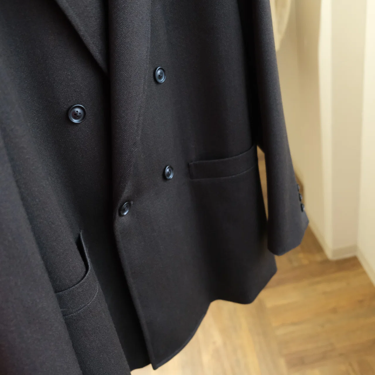 ジャケット・アウター ULTERIOR MelangeWool GabardineD/BJacket ULTERIOR MELANGI BROWNと赤のタートルネック｜水岡