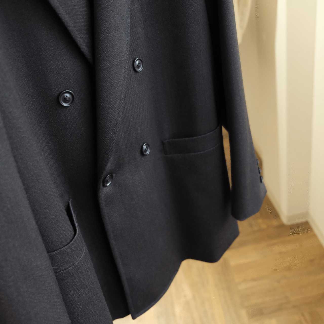 ULTERIOR MELANGI BROWNと赤のタートルネック｜水岡