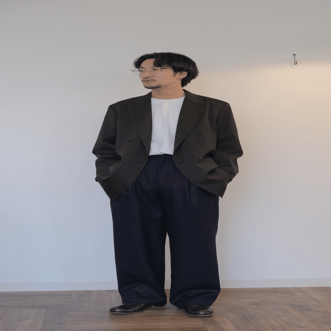 ULTERIOR MELANGI BROWNと赤のタートルネック｜水岡