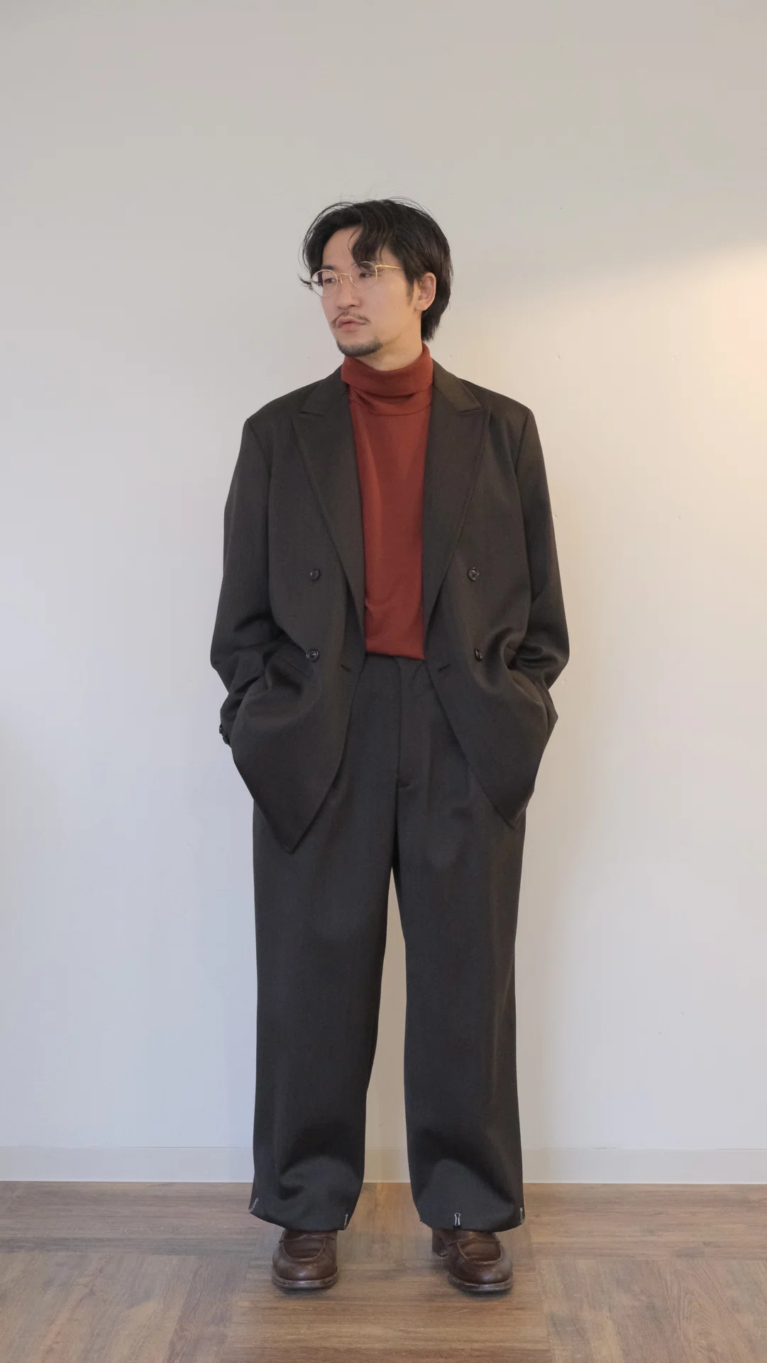 ULTERIOR MELANGI BROWNと赤のタートルネック｜水岡