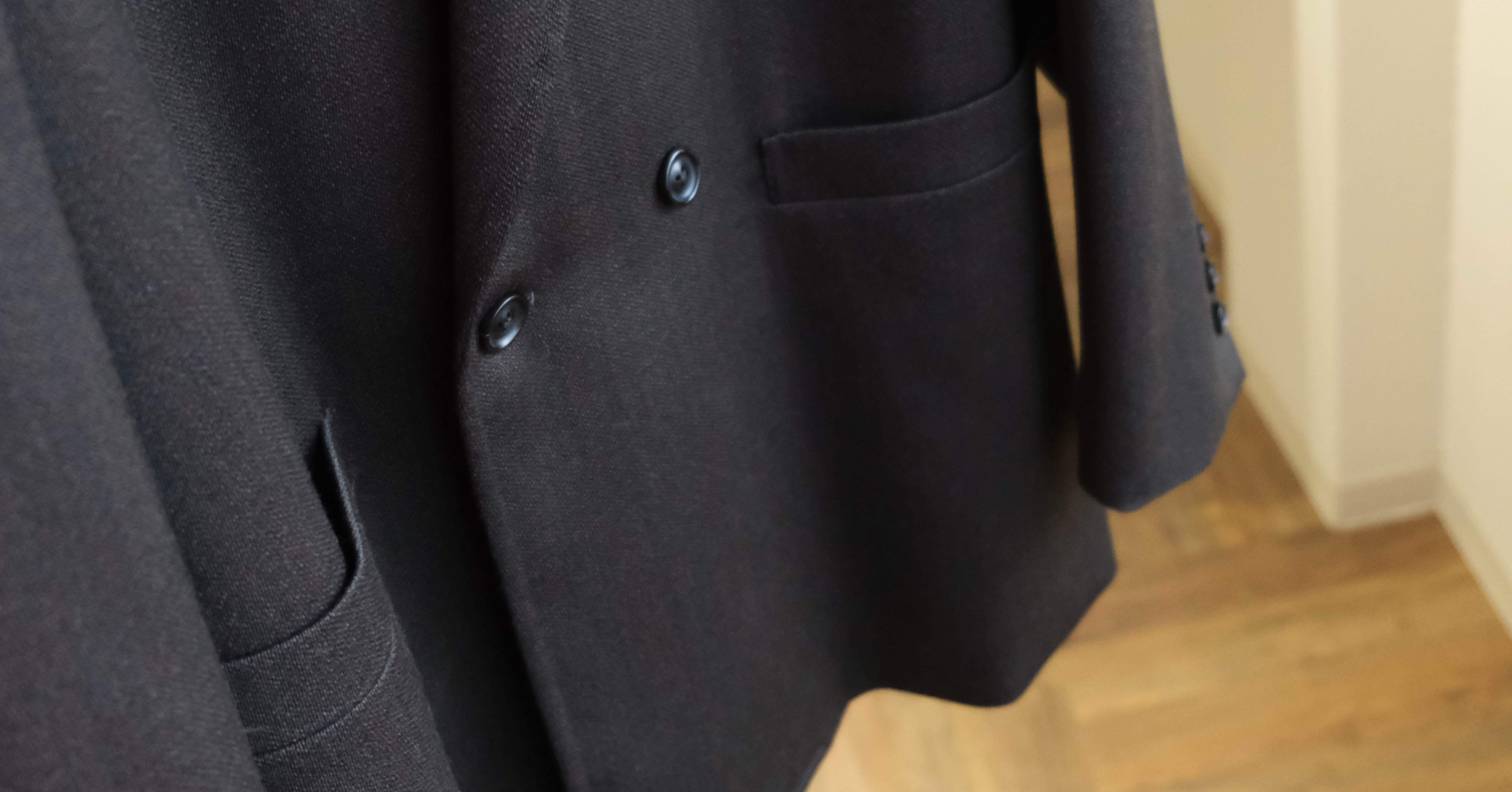 ULTERIOR MELANGI BROWNと赤のタートルネック｜水岡