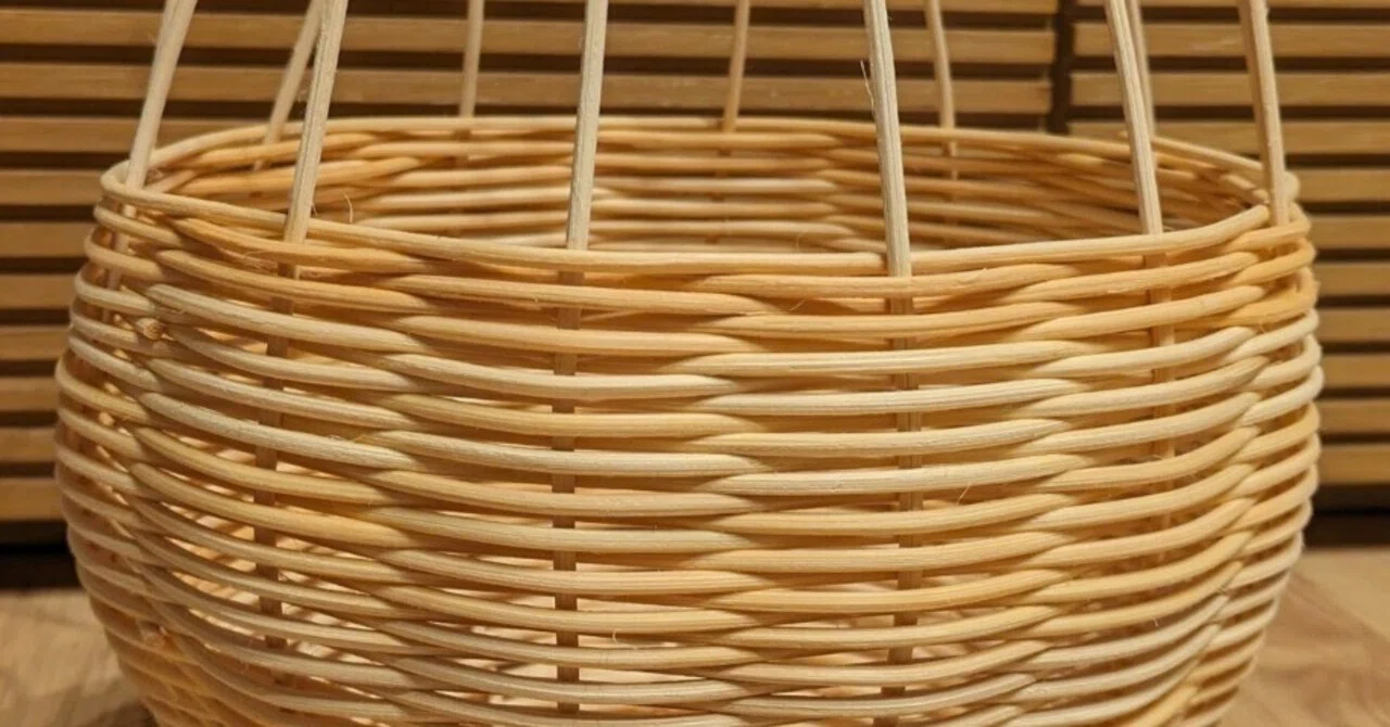 籐編みのかごを編む。｜あき