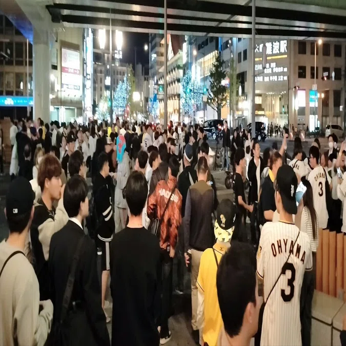 阪神日本一、なんばで号外配布｜ココナツ・チャーリイ