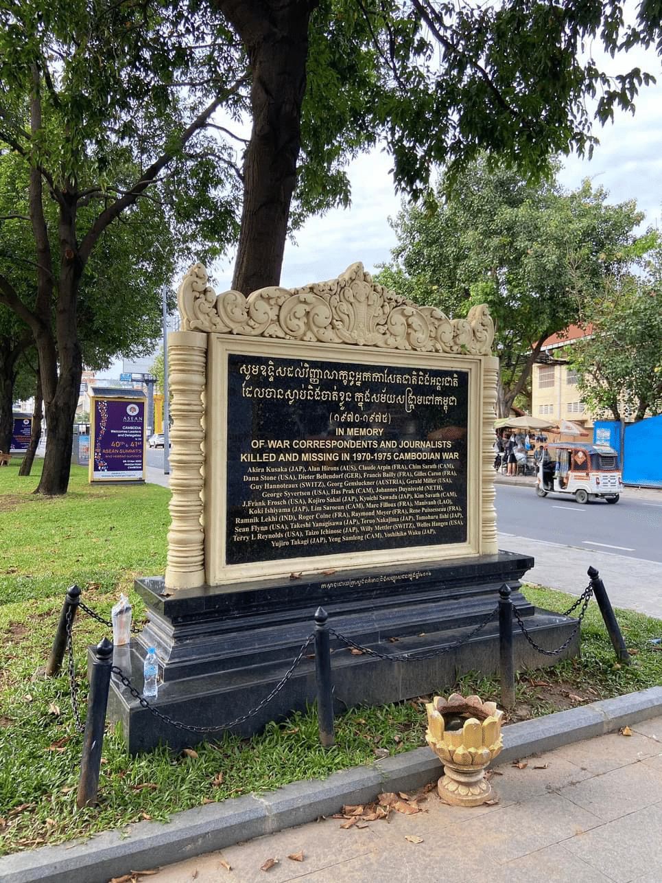プノンペンのジャーナリスト殉職者慰霊碑｜klubnika report