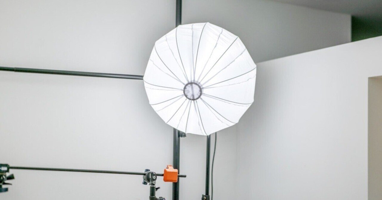 まるで室内に浮かぶ月のよう。Aputure ランタンで柔らかな光をつくる