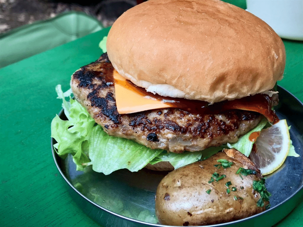 原価300円でビッグなハンバーガーをこさえたキャンプの昼の創意工夫