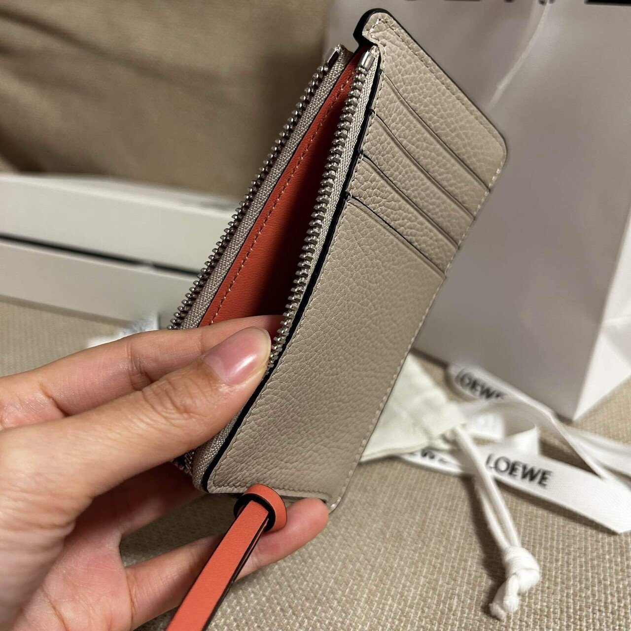 ロエベ】自分への転職祝い！超コンパクトなカードホルダー財布｜松本由衣