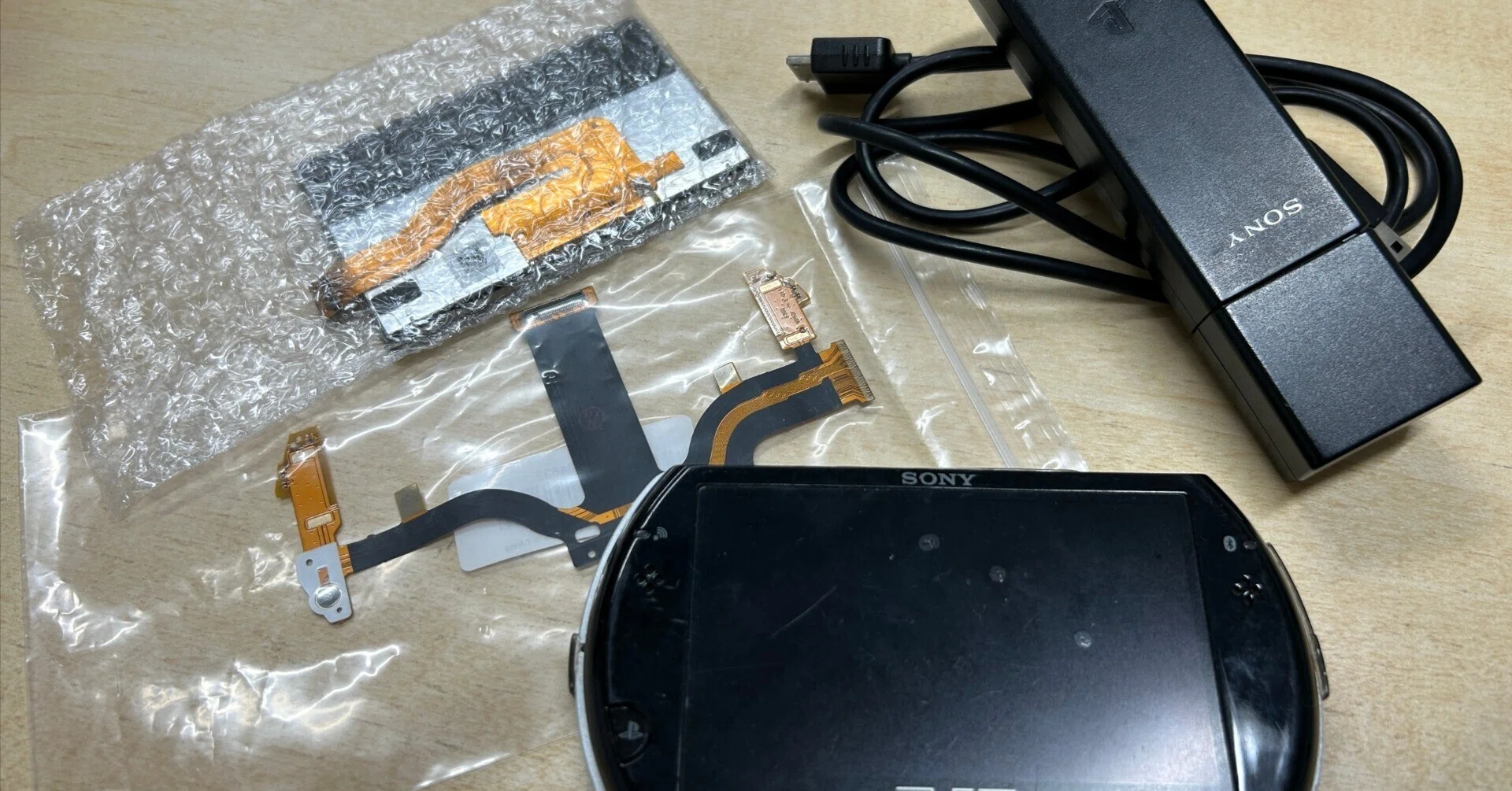 その他 PSPgo PSP goはまだまだ使える（ディスプレイ交換修理）｜r