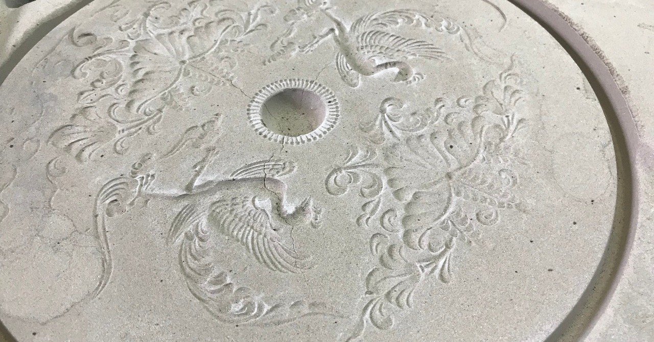 雪の豪奢 数千年前の銅鏡から始まって、ひたすら和鏡を磨くのは山本合金 工芸品