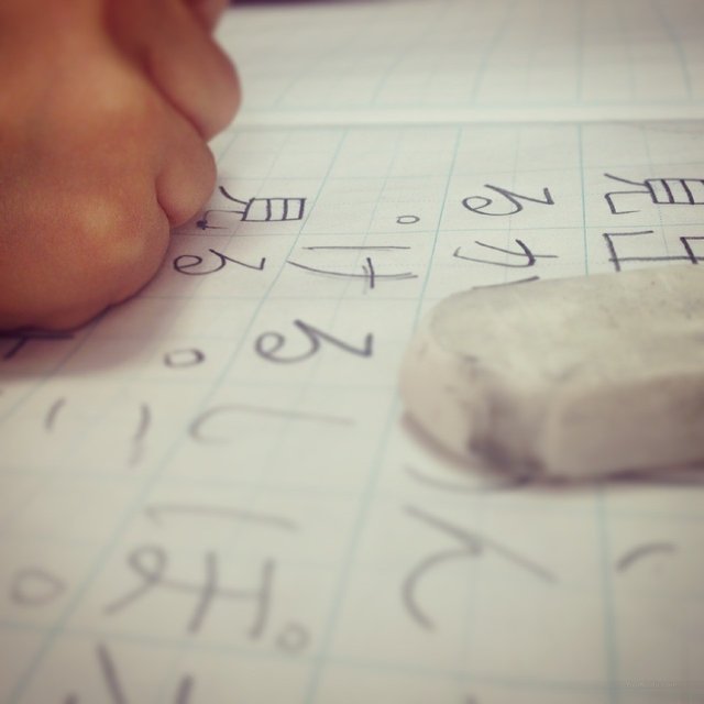 #娘 今日も #冬休み の #宿題 中。算数や音読はスムーズながら、国語の書き取りが大変そう…。 #小学一年生 #正月 http://instagram.com/p/xVZ6pNliF6/