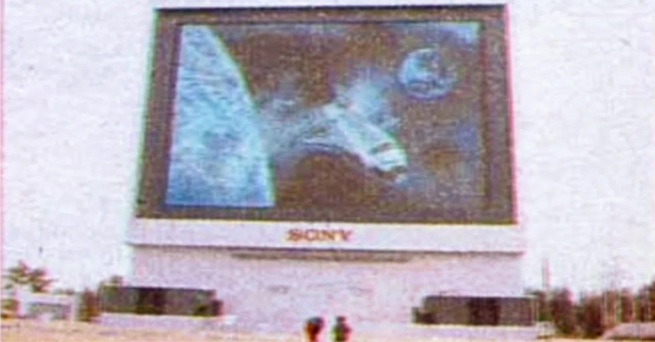 260:SONY EXPO'85 ジャンボトロン 記念プレート 見上げてびっくりジャンボトロンのお話｜ぐらぼま (大破轟沈入渠中)