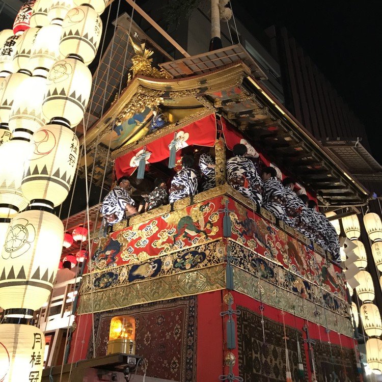 子供をならべて音楽をうる（祇園祭）