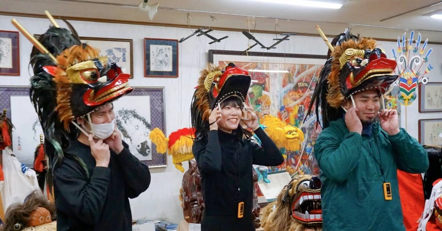 獅子舞体験ツアー、私設博物館にて16kgの獅子頭を持って踊る貴重な体験