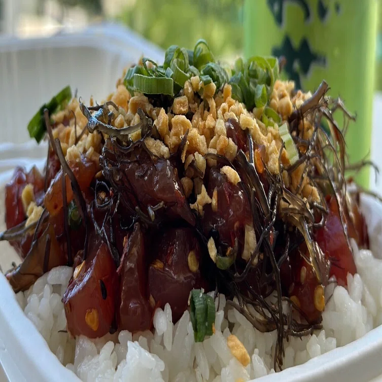 Sato Seafood】ホノルル 日本人オーナーのポケ丼専門店｜ウニ王子
