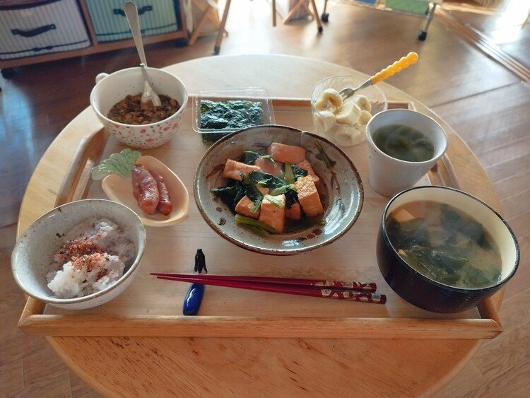 本日の朝食は厚揚げと小松菜の煮浸し、二十五穀米、豆腐とワカメの味噌汁、ウインナー、納豆、バナナです🤗ご覧いただき、ありがとうございます🙏