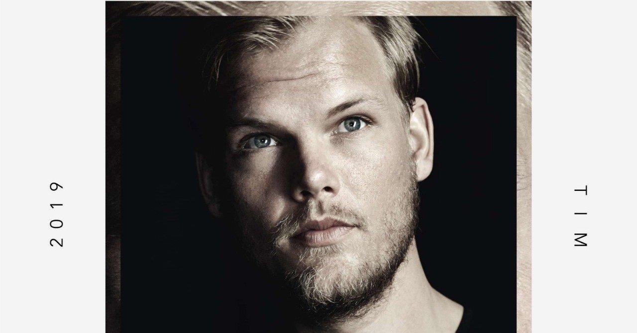 AVICII『TIM』：EDM DECADEの最後に描かれたAVICIIのシルエットと