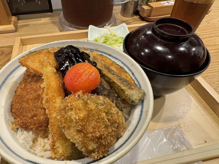 本日は飯田橋ガードを千代田区側に進んだところにある 新潟カツ丼タレカツ さんにて、野菜ヒレカツ丼を頂きました。段々と揚げ物が厳しくなるお年頃。お野菜とヒレカツでサッパリと頂けました。でも、ボリュームは結構ありましたね😅#神楽坂ランチ