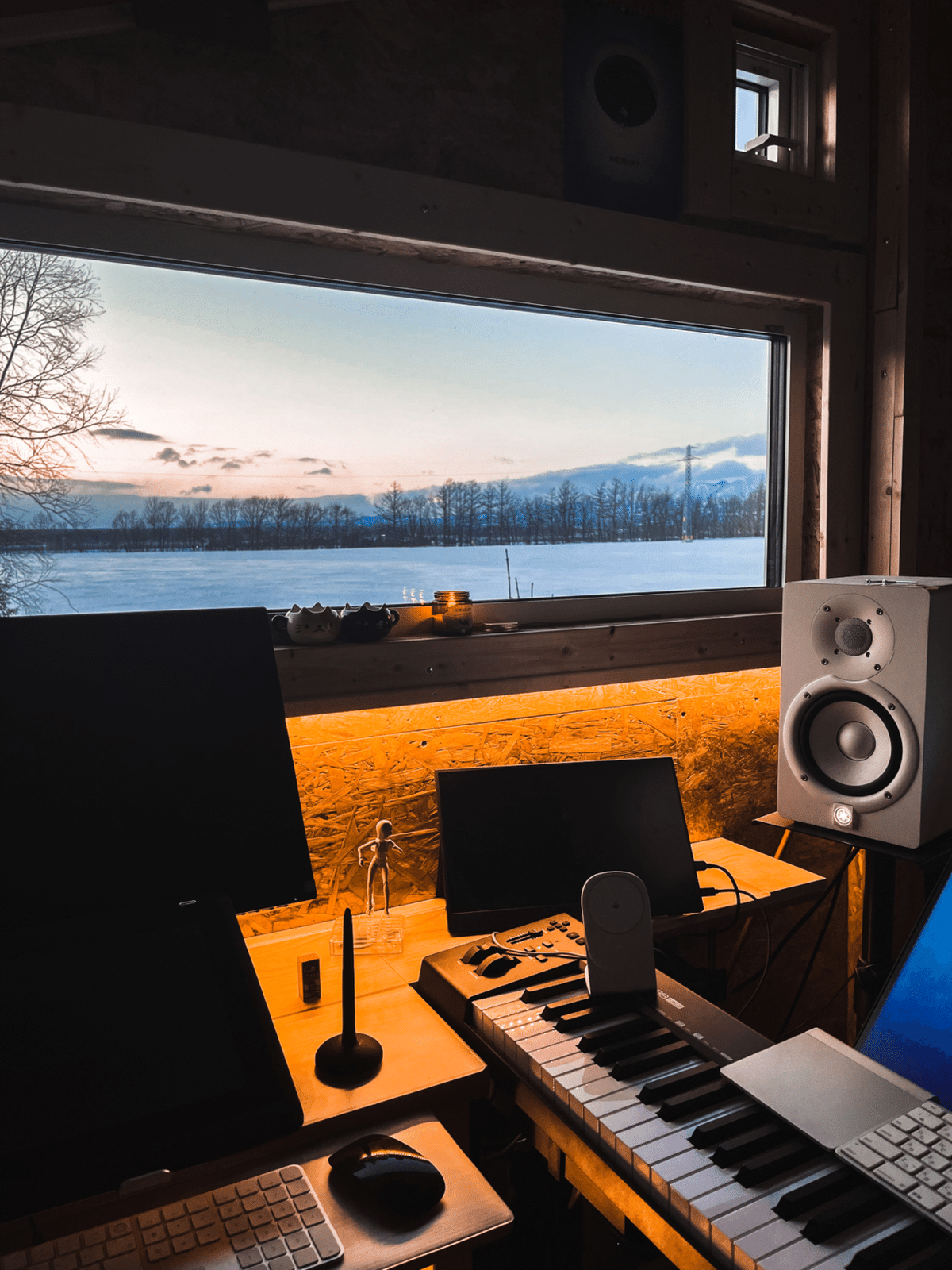 北海道の農業倉庫にスタジオを作った （作曲・映像・絵描き用