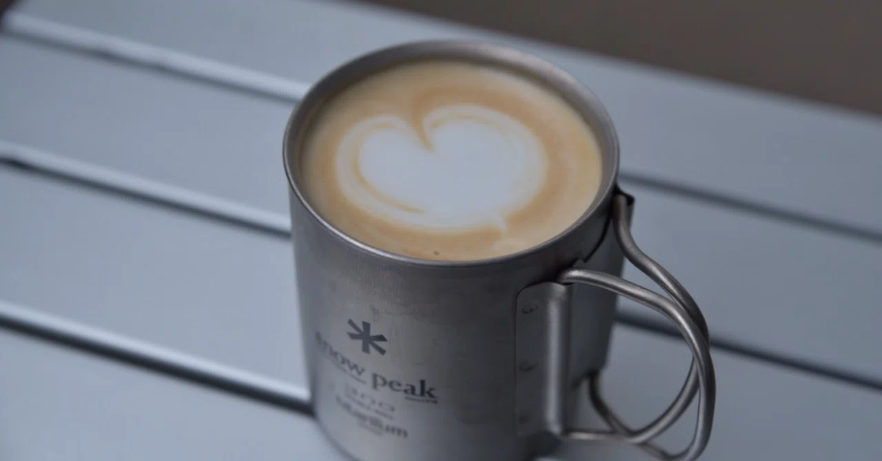 レシピ】キャンプとコーヒーの最高の相性！美味しいカフェラテを淹れる 