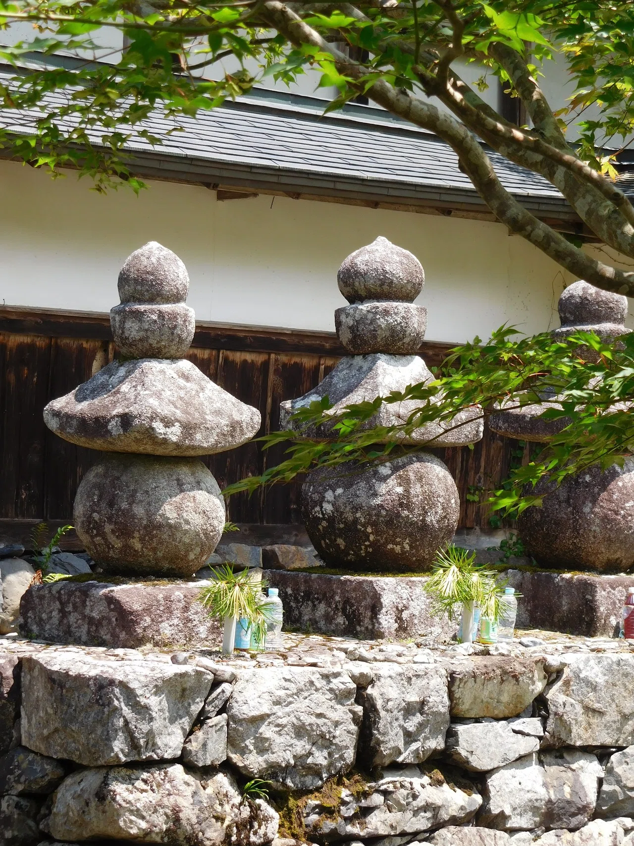 近畿地方の石造物⑪：西室院五輪塔（伝・源氏三代供養塔）｜綾