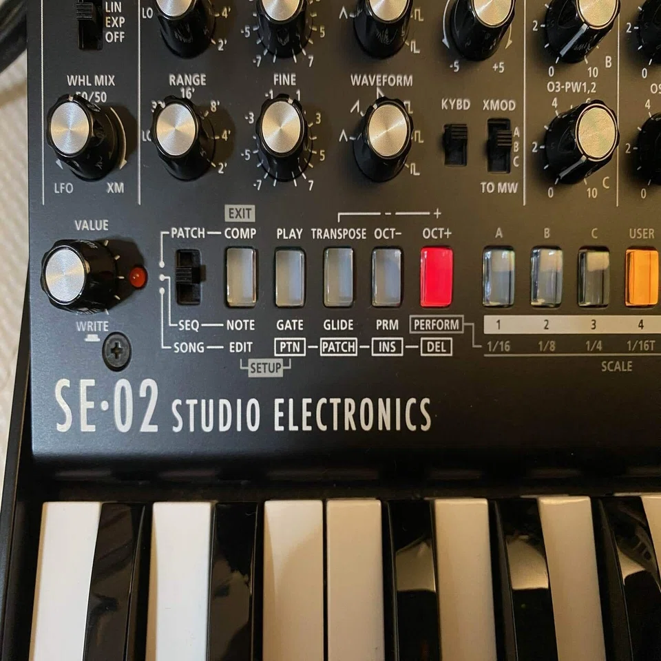 正統派のフリした変態アナログモノシンセ Roland SE-02｜しがらみ