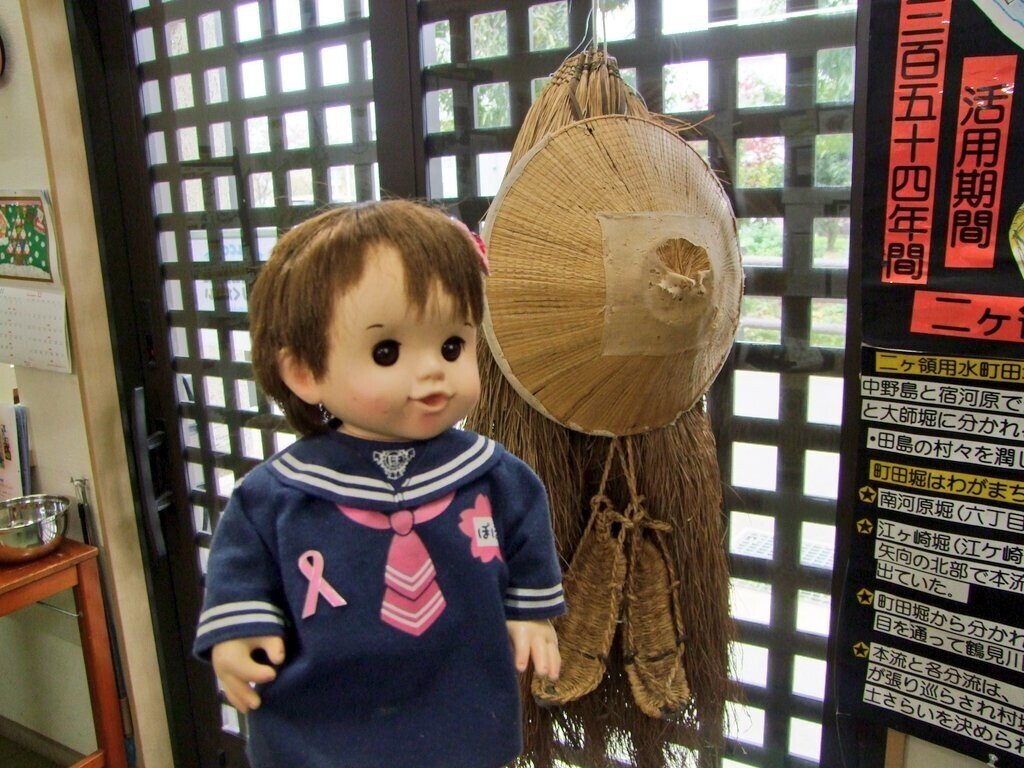 蓑（みの）は昔の雨具 雨合羽の役目をしていた 最近「隠れ蓑（かくれみの）」を使った 変な法案や輩が多過ぎってオトーサンぼやいていたよ 史季の郷