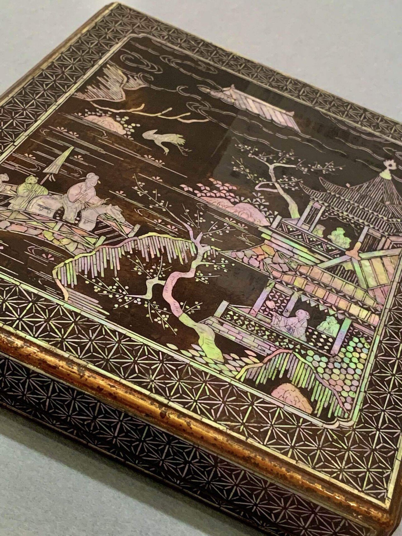 黒漆楼閣人物螺鈿硯箱】って何？美術館で役立つ漆器作品の