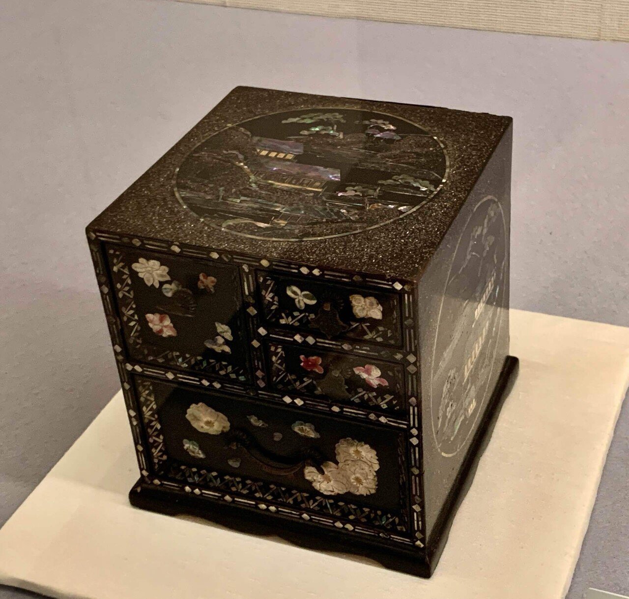 黒漆楼閣人物螺鈿硯箱】って何？美術館で役立つ漆器作品の