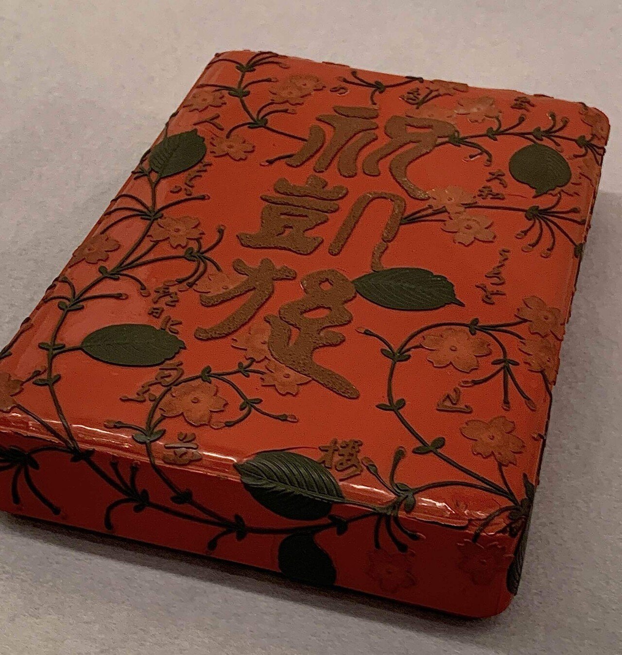 黒漆楼閣人物螺鈿硯箱】って何？美術館で役立つ漆器作品の