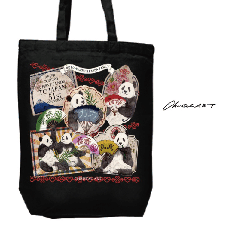 園内ギフトショップより】 ＼☀🐼4歳記念商品発売中🐼☀／ 「ミニトートバッグ シャオシャオ＆レイレイ （グリーン／グレー）」  各3,500円（税込） 優しい色味の2色展開🌼 キュートな刺繍デザインで気分も上がること間違いなし👆 手提げバッグにも付属のショルダーで斜 ... トートバッグ　シャオシャオ　レイレイ　クリスタルアート　上野松坂屋　上野動物園