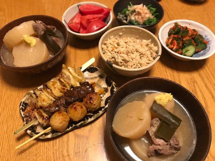 今日は駅ナカで焼き鳥買ってきた〜
大根と塩漬け豚肉の煮物、おから、トマト、ほうれん草、胡瓜キムチの晩ごはん
#焼き鳥
#大根と塩漬け豚
#今日は一日中雨(~_~;)