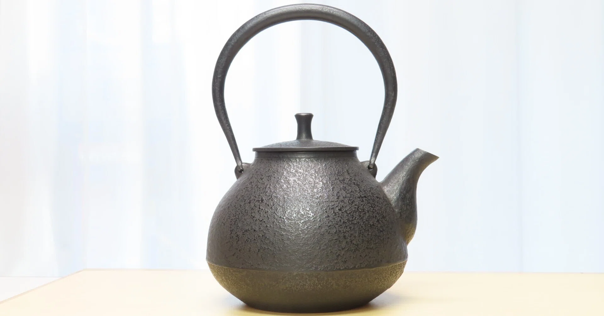 紅蓮堂・葛巻元さん作の新しい鉄瓶です｜南部鉄器の専門店 Shinwadenki