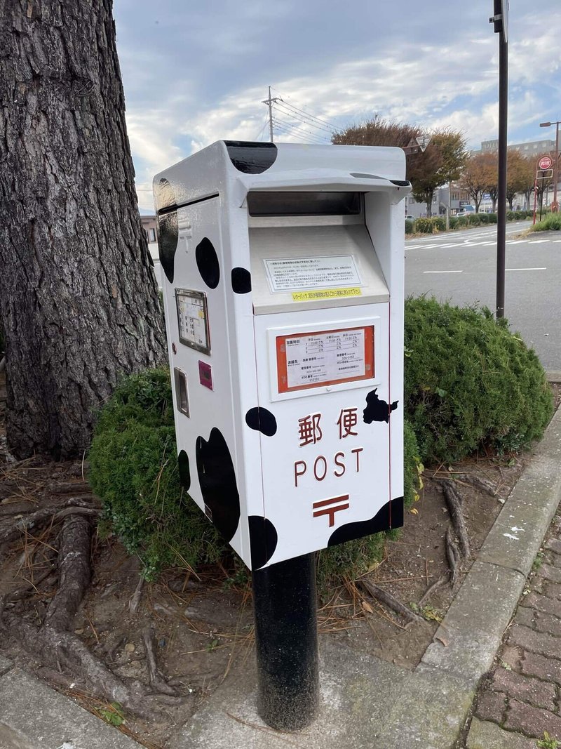 牛柄の郵便ポスト