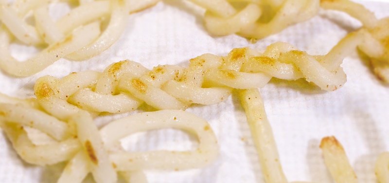 うどん を結んで焼いて食べてみよう うどんスナック 食べる結び 01 小松慶子 紙単衣 水引デザイナー Note うどん を結んで焼いて食べてみよう うどんスナック 食べる結び 01 小松慶子 紙単衣 水引デザイナー Note