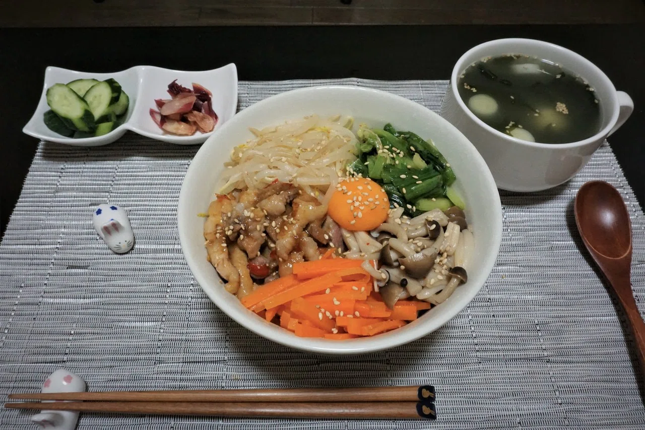 ビビンバみたいな何かだね キムチは買うの忘れたよ コチュジャンもなくて 豆板醤 白みそ 麺つゆ 砂糖でテキトーにタレを作ったけど 美味しいかったからセーフだね 良く売ってるやつは前に買ったけど 口に合わ やまぐち修 Note