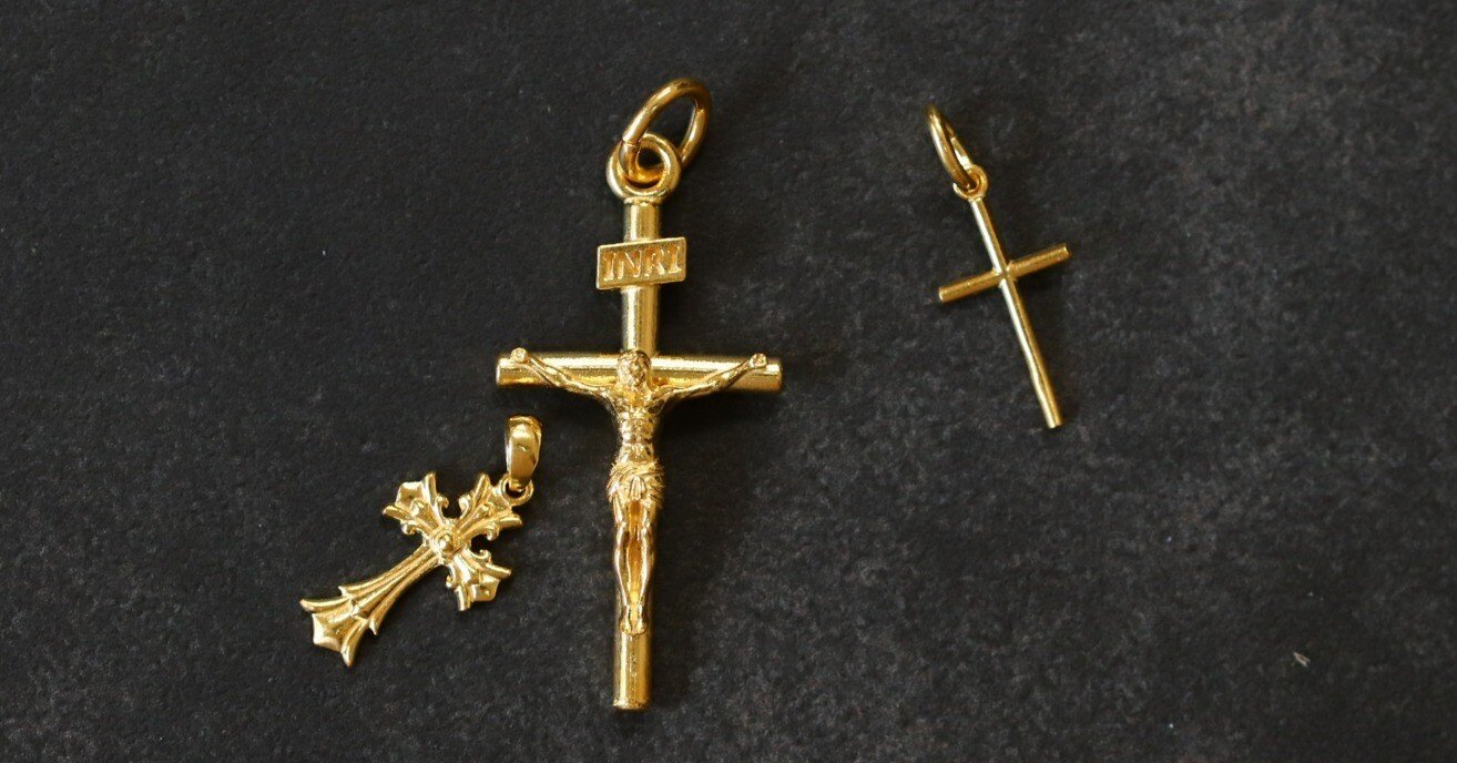 純度99.9％の金】を使った「無垢な純金のクロスペンダント」が登場し