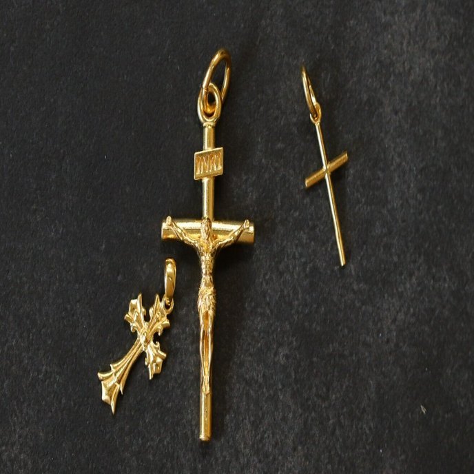 純度99.9％の金】を使った「無垢な純金のクロスペンダント」が登場し