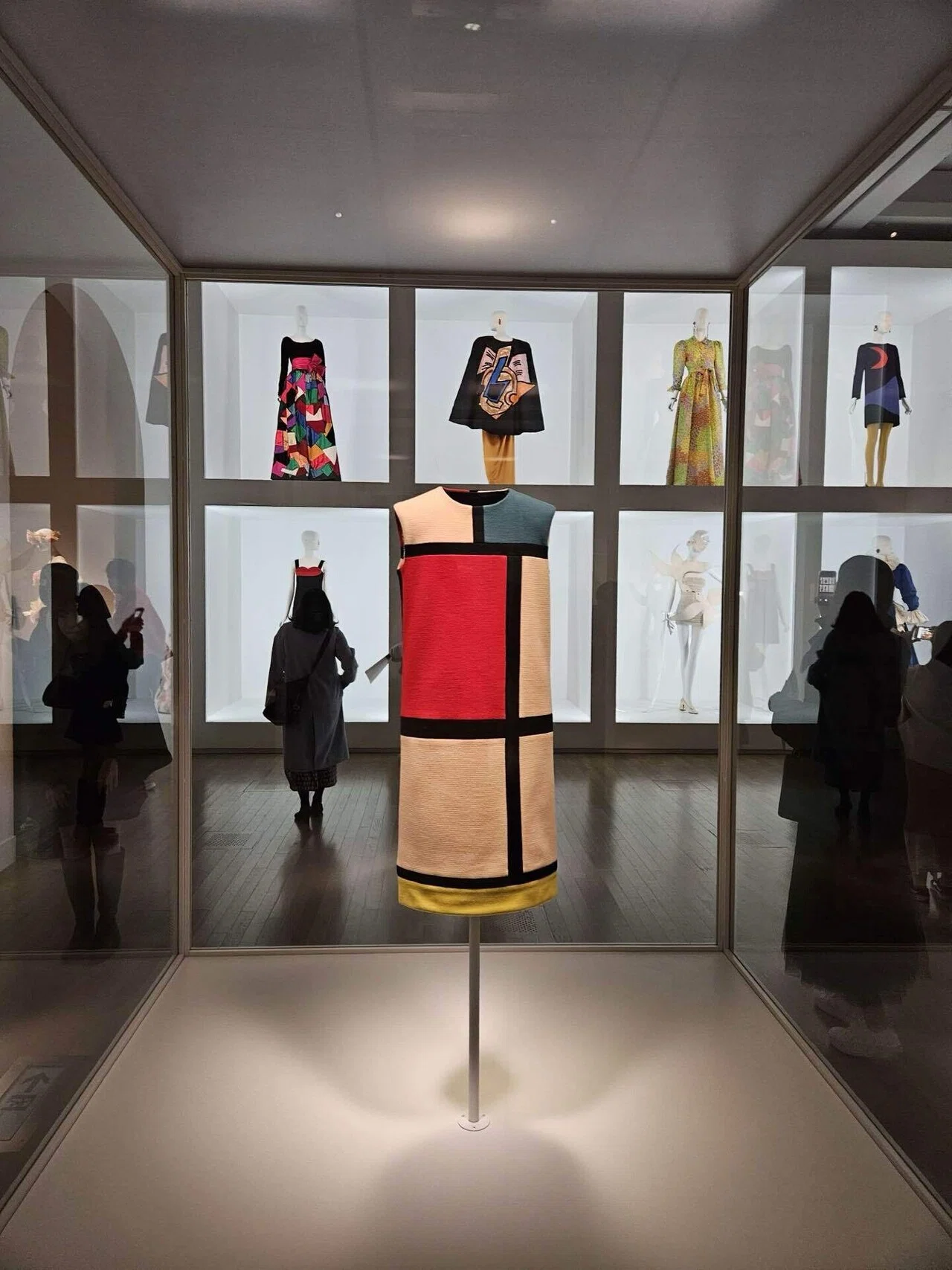 イヴ・サンローラン展』とモンドリアン・ルック｜nyalra